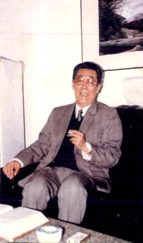 一名男子坐在沙发上的全身肖像照片