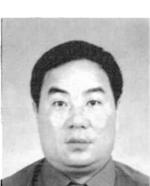 男性人物半身黑白照片