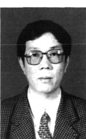 黑白人物肖像照，佩戴眼镜，穿正装打领带