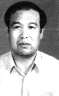 黑白人物肖像照，着浅色衬衫