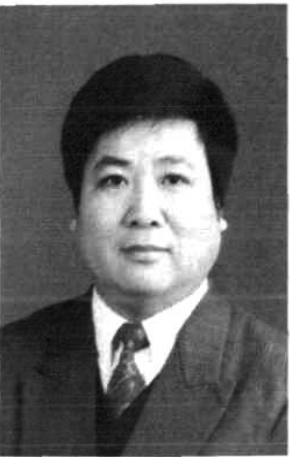 黑白人物肖像照，短发，穿正装打领带