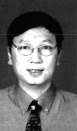男性半身证件照，戴眼镜，穿西装系领带