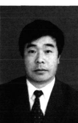 男性半身证件照，穿西装系领带