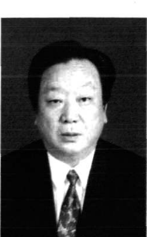 男性半身证件照，穿西装系领带
