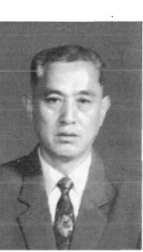 黑白人物证件照片，男性短发，穿西装衬衫与领带