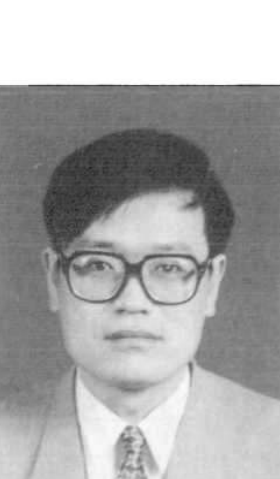 黑白人物证件照片，男性短发戴眼镜，穿白衬衫