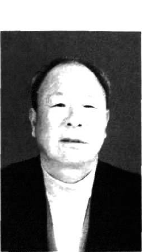 黑白人物肖像照片，一名中年男性穿西装