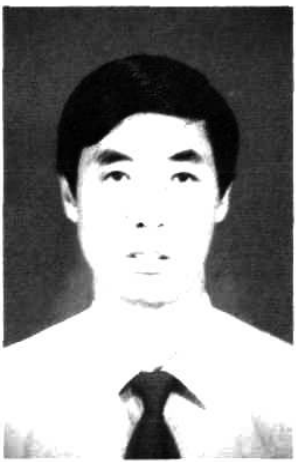 黑白人物肖像照片，一名年轻男性穿衬衫打领带