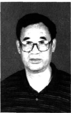 黑白人物肖像照片，一名戴眼镜的男性穿深色上衣