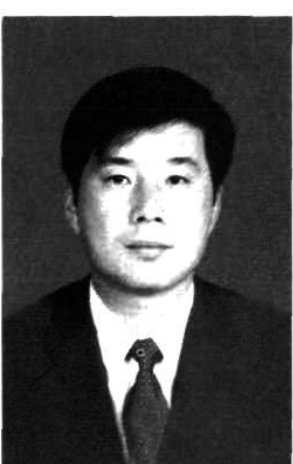 黑白人物肖像照片，一名男性穿西装打领带