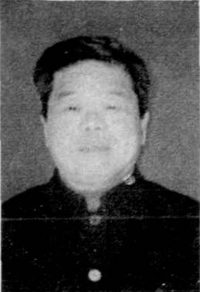 一位中年男子的正面照片，他穿着深色夹克，面带微笑。