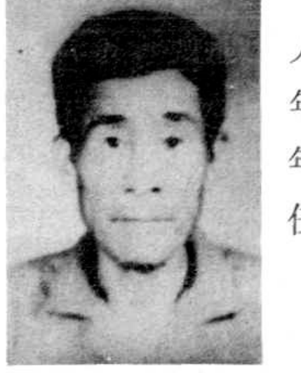 一位年轻男子的正面照片，他穿着带有肩章的衬衫，面无表情。