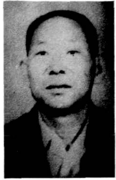 一位中年男子的黑白肖像照
