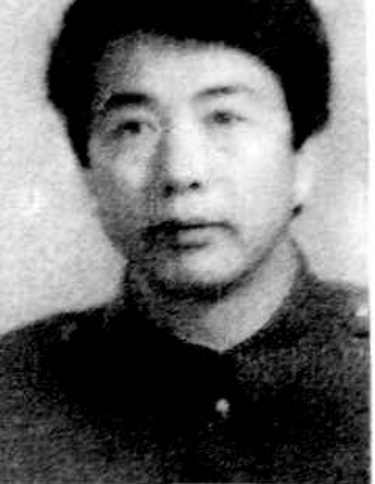 一位年轻男子的黑白肖像照