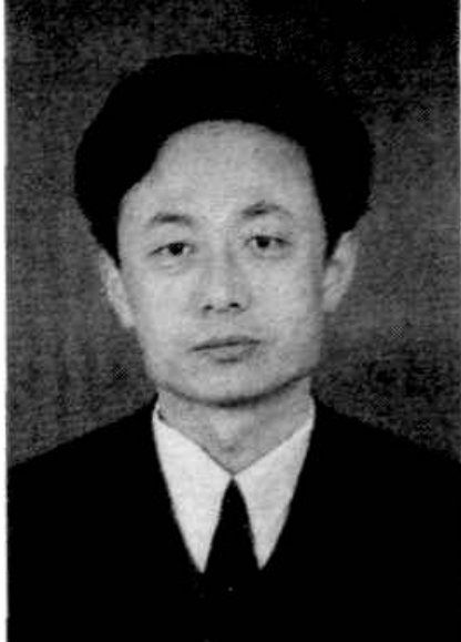 一名穿着西装打领带的男子肖像。