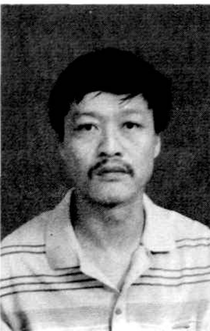 一名穿着条纹衬衫和西装的男子肖像。