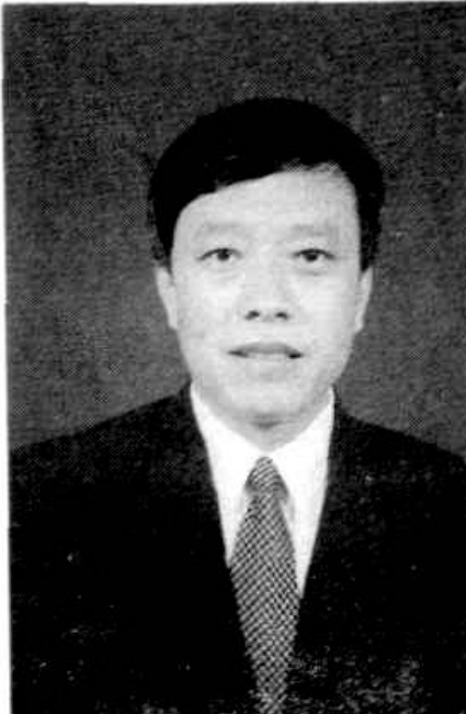 一名穿着西装打领带的男子肖像。