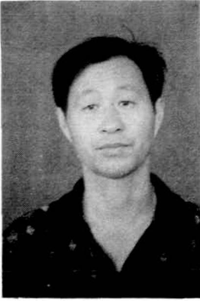一名年轻男性，穿着西装外套和衬衫，正面入镜。