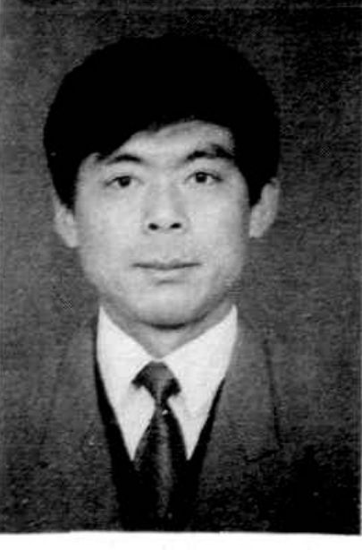 一名年轻男性，穿着西装和衬衫，系着领带，正面入镜。