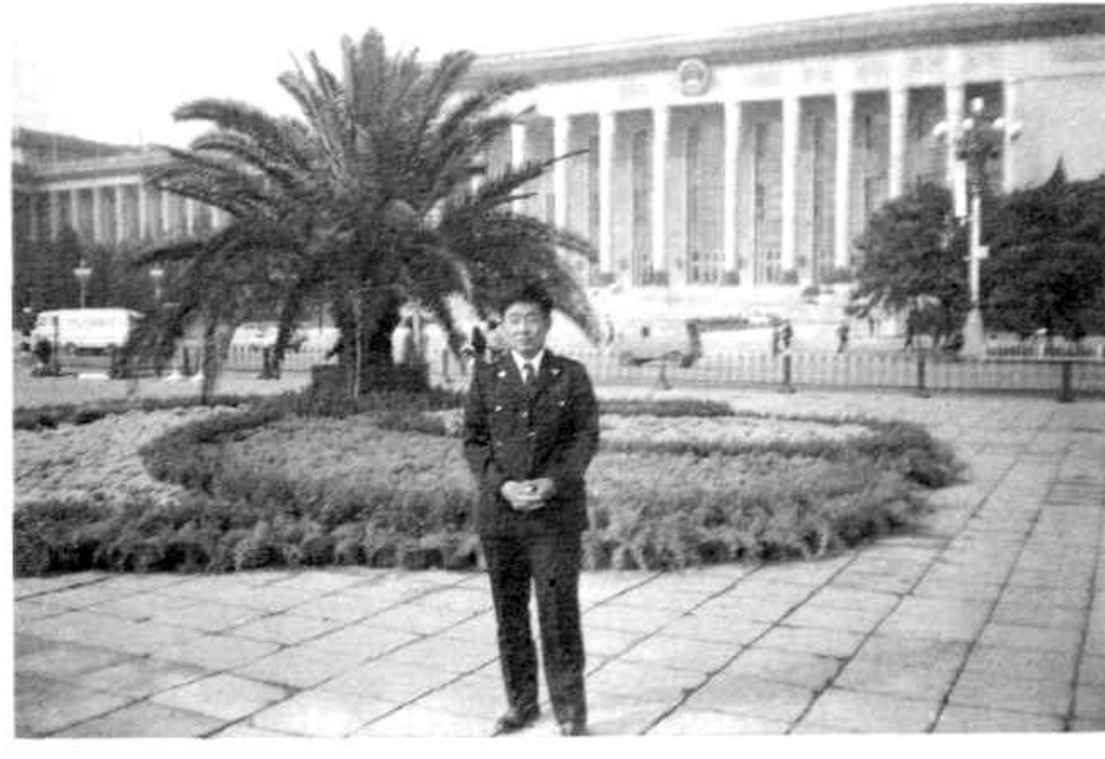 一位身穿制服的男子站立在庄严的建筑前