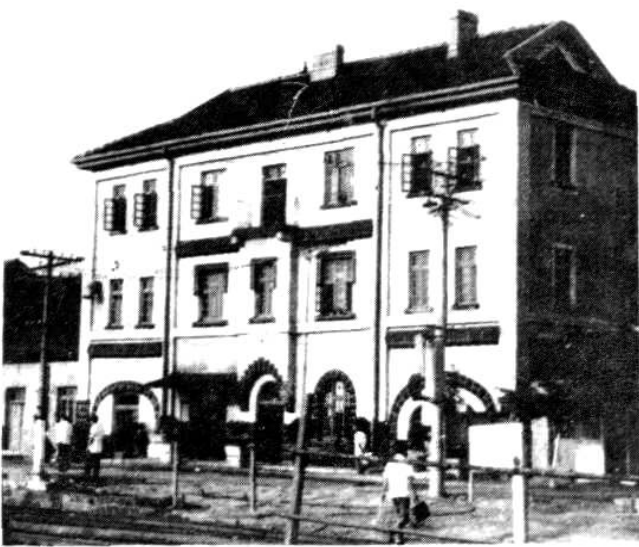 1909年建成的充州站老照片，展示带有斜屋顶和西式建筑风格的站房外观