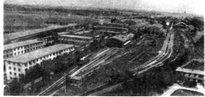 1983 年建成投产的济南西机务段鸟瞰照片，可见多股铁路线和建筑物