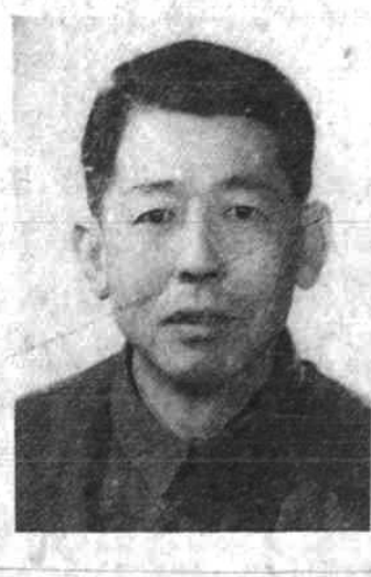 一张黑白人像照片，拍摄了一位留着短发、身穿中山装的中年男子。