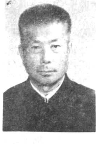 一张黑白人物半身照片，一名男子穿着中山装。