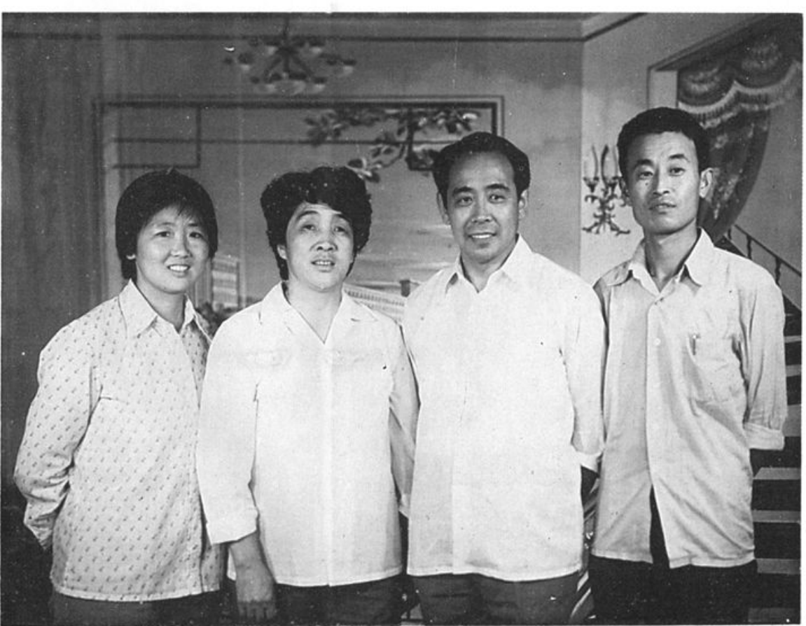 四人合影黑白照片，两男两女并排站立