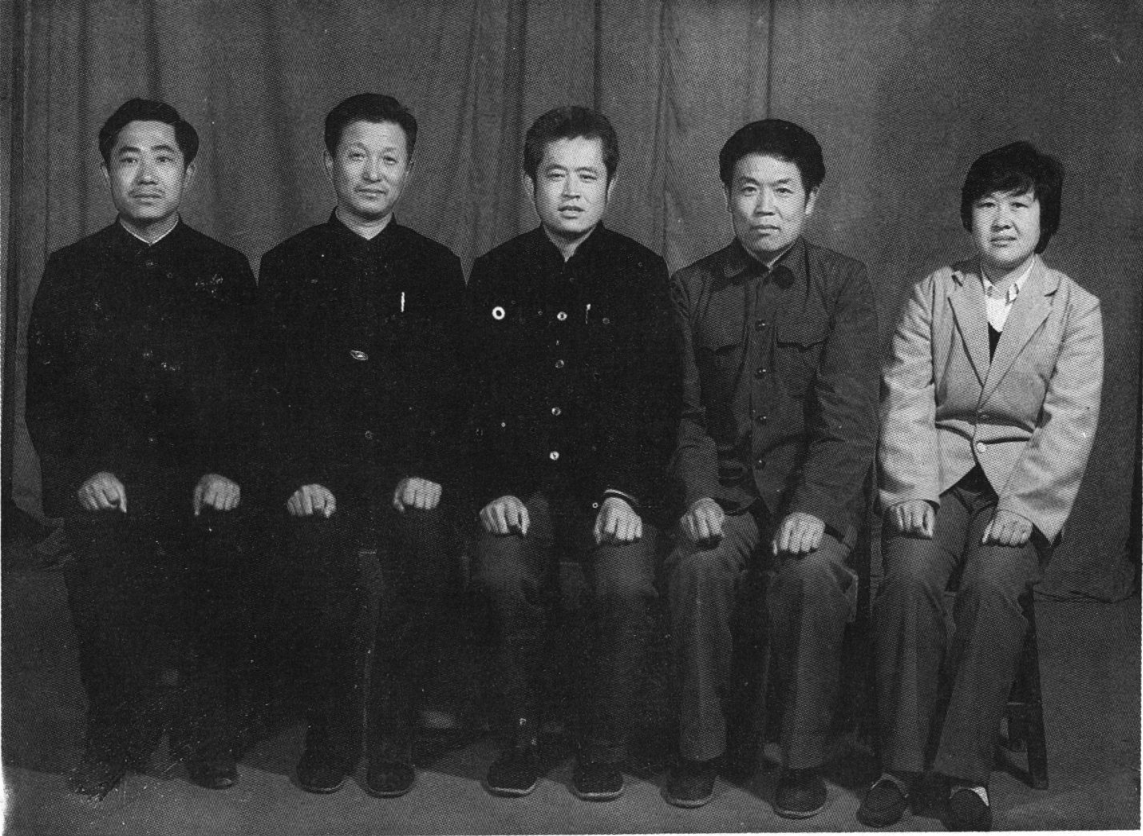 五名男女合影黑白照片