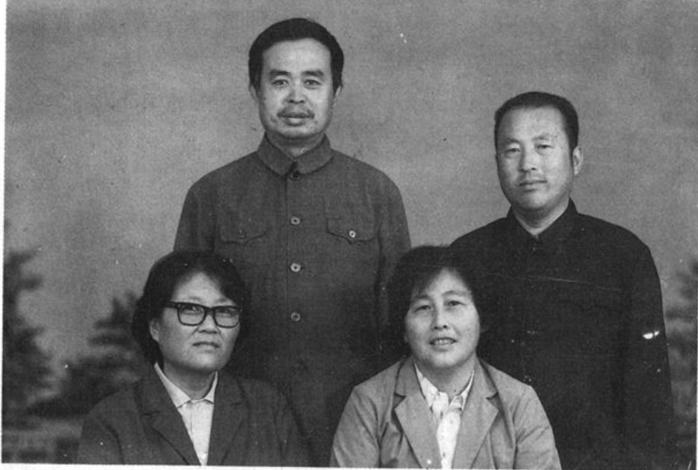 四人合影，后排两位男性，前排两位女性