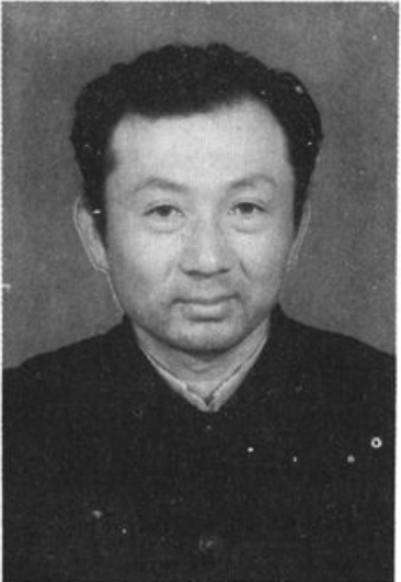 一名中年男子肖像黑白照片