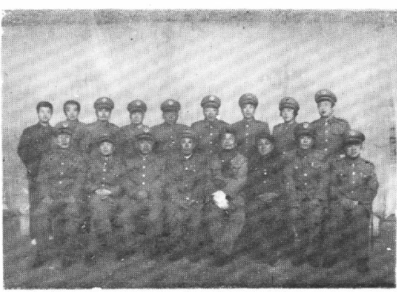 黑白合影照片，显示两排身着制服的人员合影。