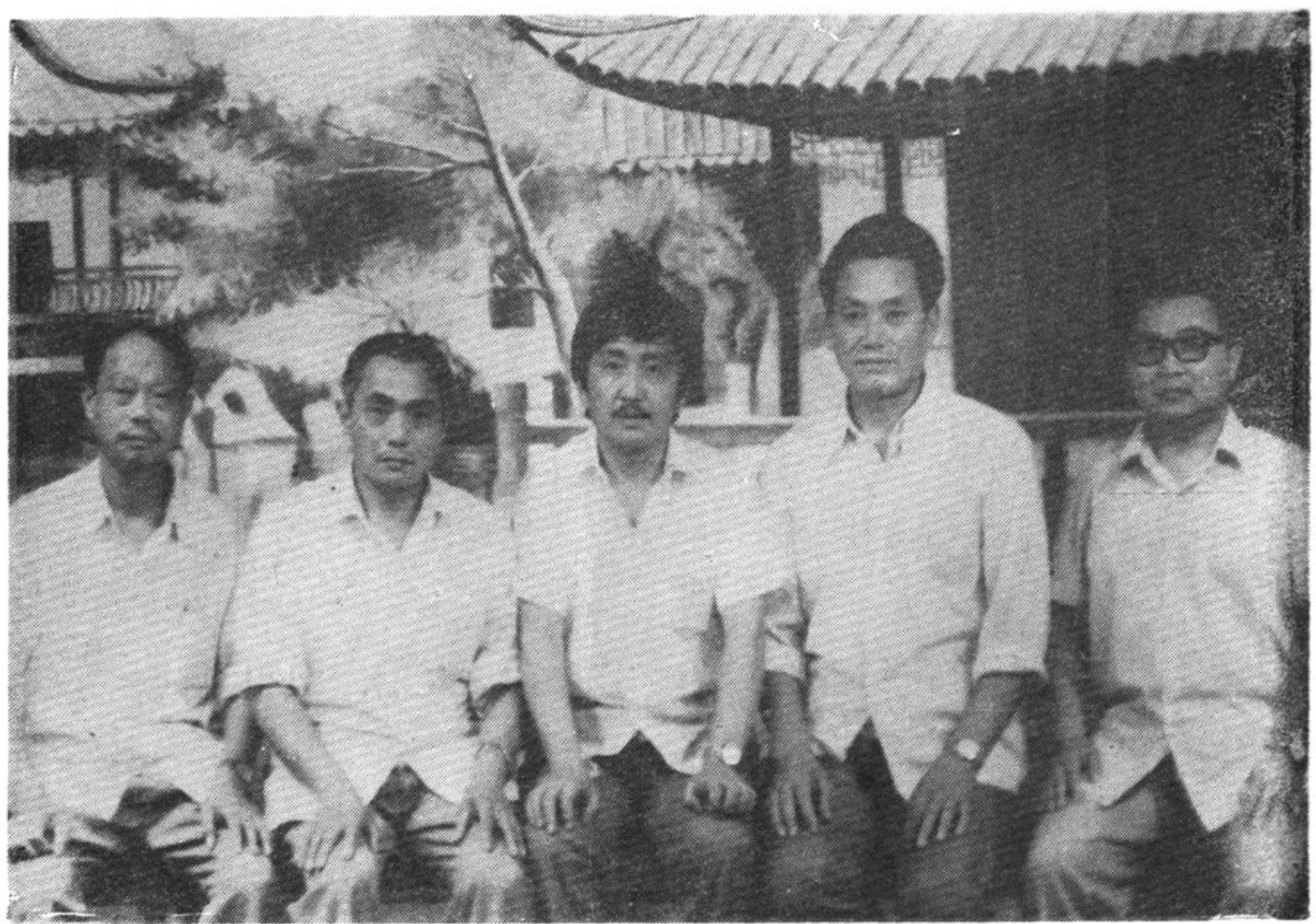 五名男性领导人合影