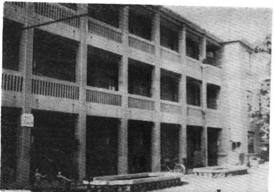 一栋多层教学办公楼外景黑白照片