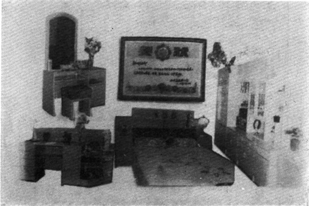 展示家具厂生产的套装家具照片，包含床、梳妆台、书桌及衣柜等室内家具陈设