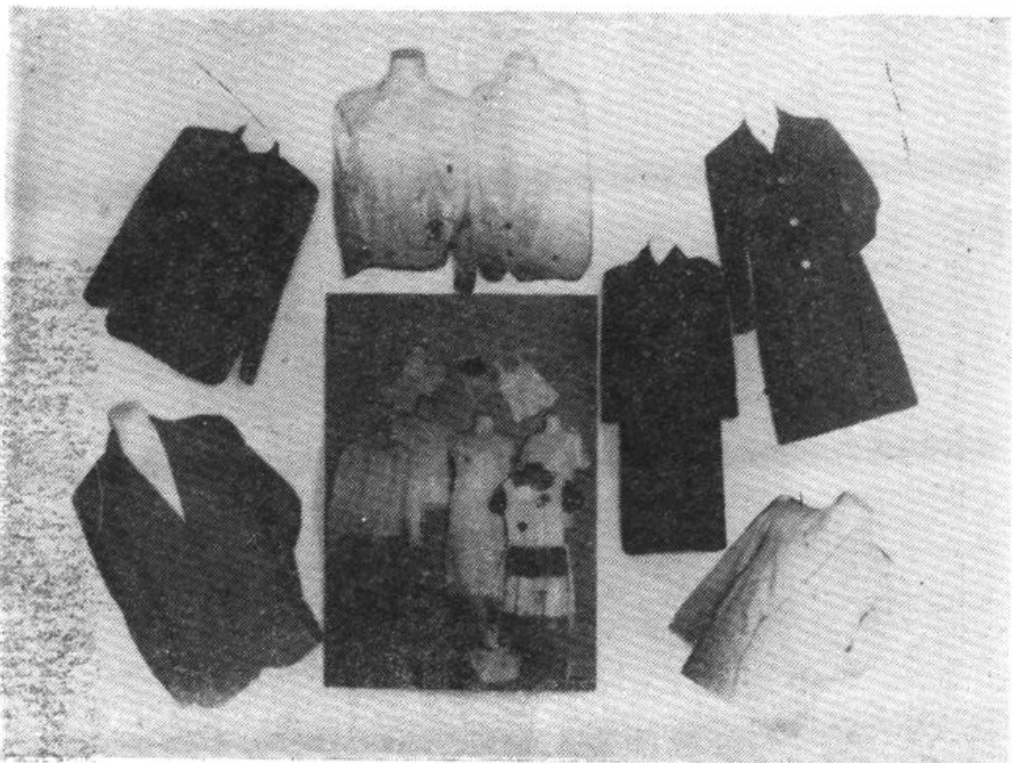 展示多种服装样式的黑白照片