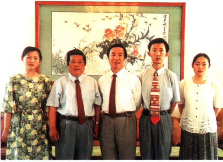 五人合影照片，包括一女四男站在室内。