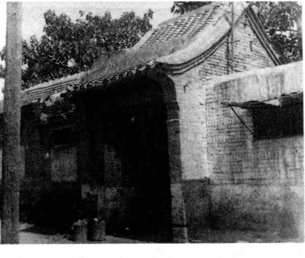 一张黑白建筑照片，展示了一处带有传统瓦顶的大门入口旧址。