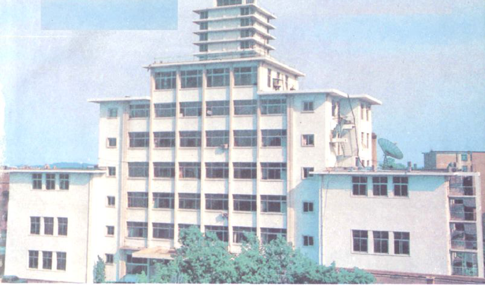一座多层建筑，顶部有天线塔