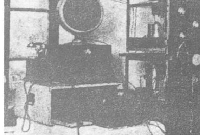 1933年青岛民众教育馆的广播电台设备，包括一台收音机和几个收音机柜。