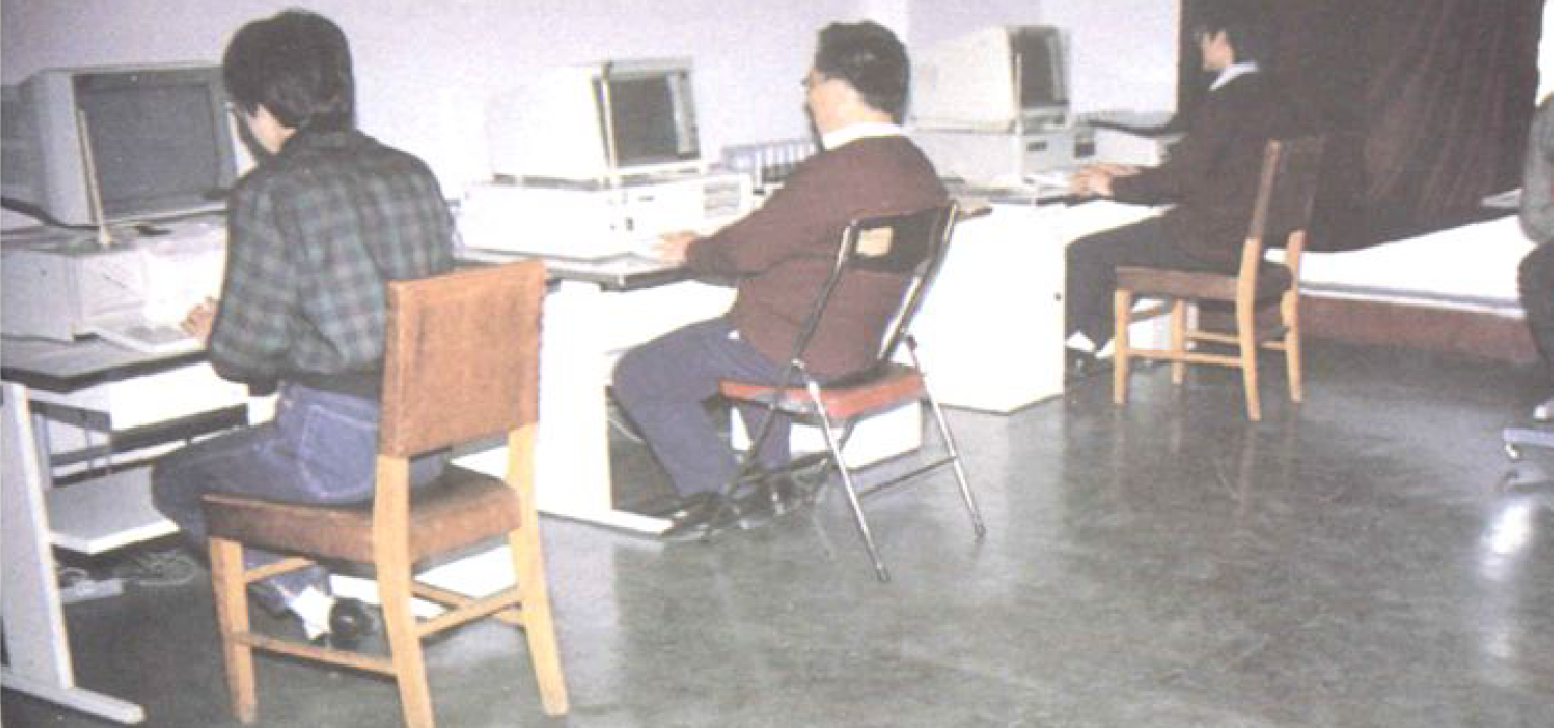 几位年轻人在电脑前工作。
