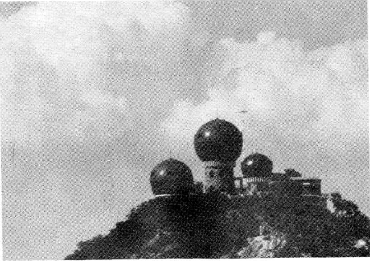 1989年开通使用的青岛信号山微波站外观全景