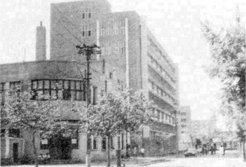 黑白照片，展示八十年代的程控市话楼外观及街景。