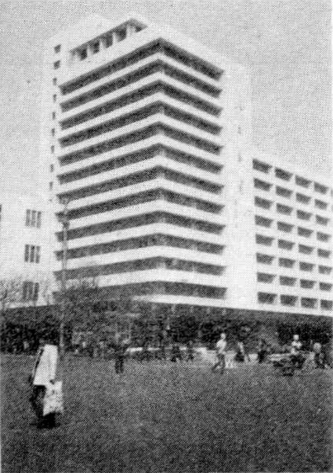 黑白照片，展示1988年启用的长途通信枢纽楼建筑外观。