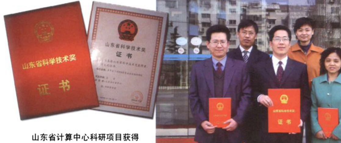 两本红色证书展板以及持证书和奖章的人员合影