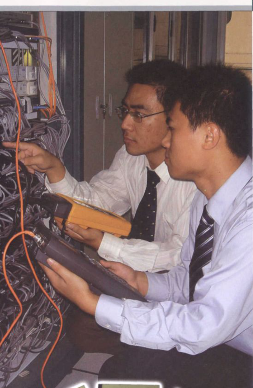 两名工作人员在机房内进行网络设备调试和检测