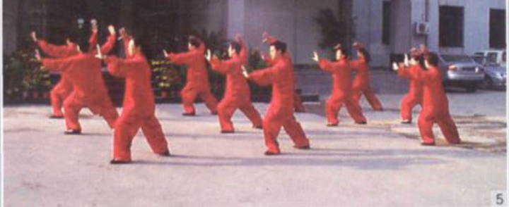 多人在室外广场练习太极拳