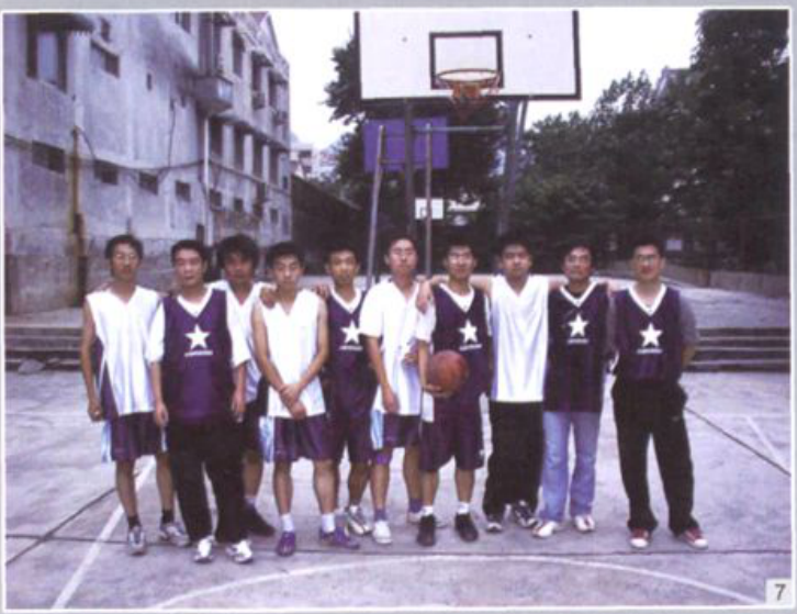 篮球队员在户外篮球场合影