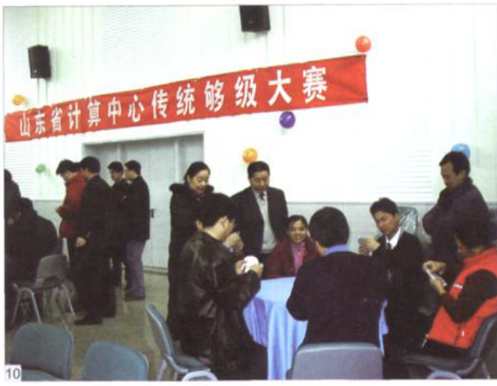 多人在室内参加扑克比赛